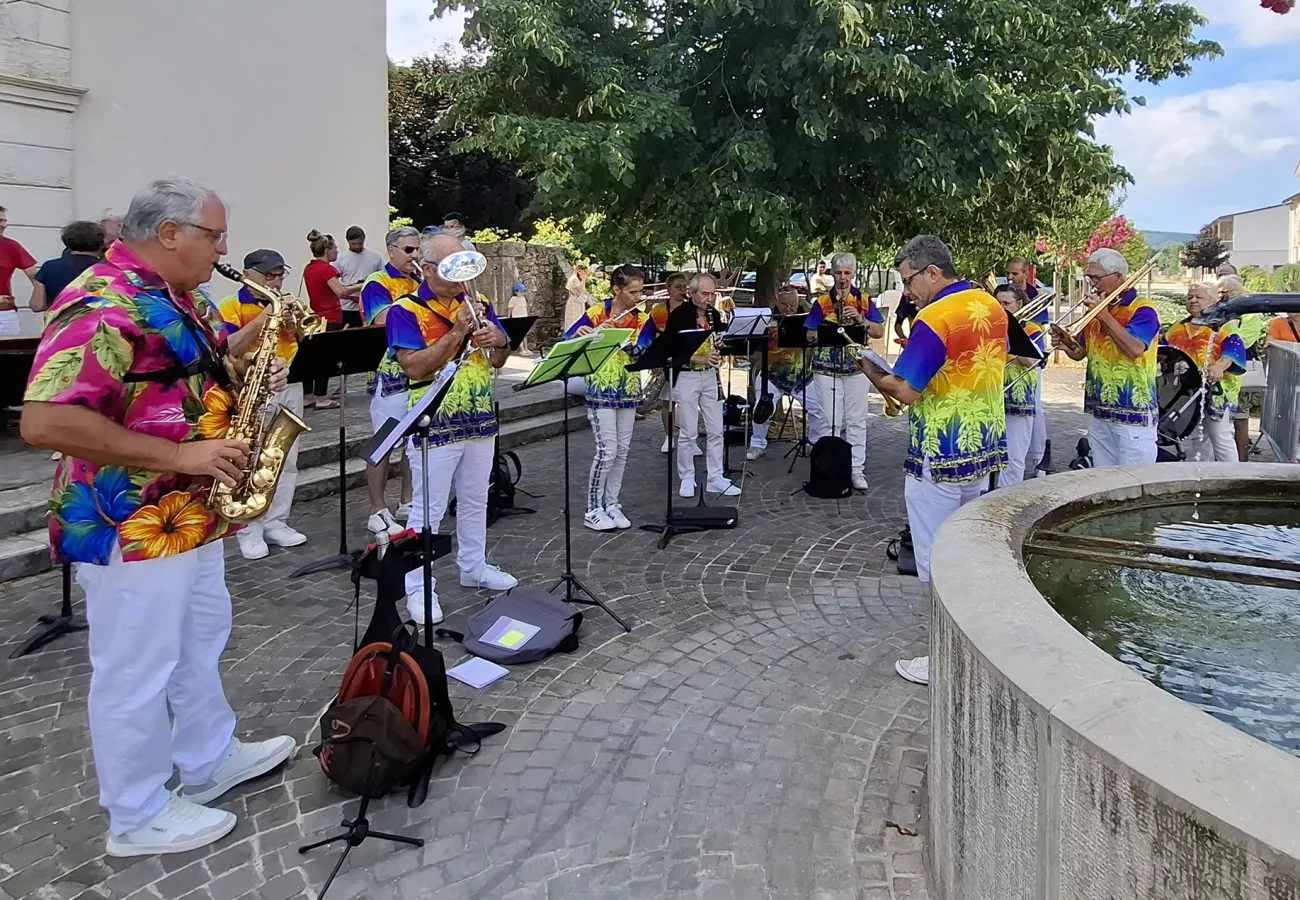 Devant l'église d'Hostun