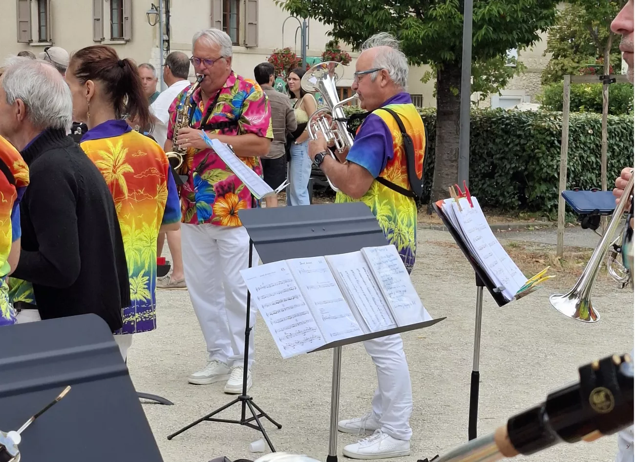 Devant l'église d'Hostun