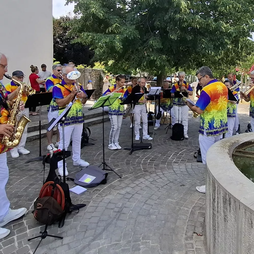 Devant l'église d'Hostun