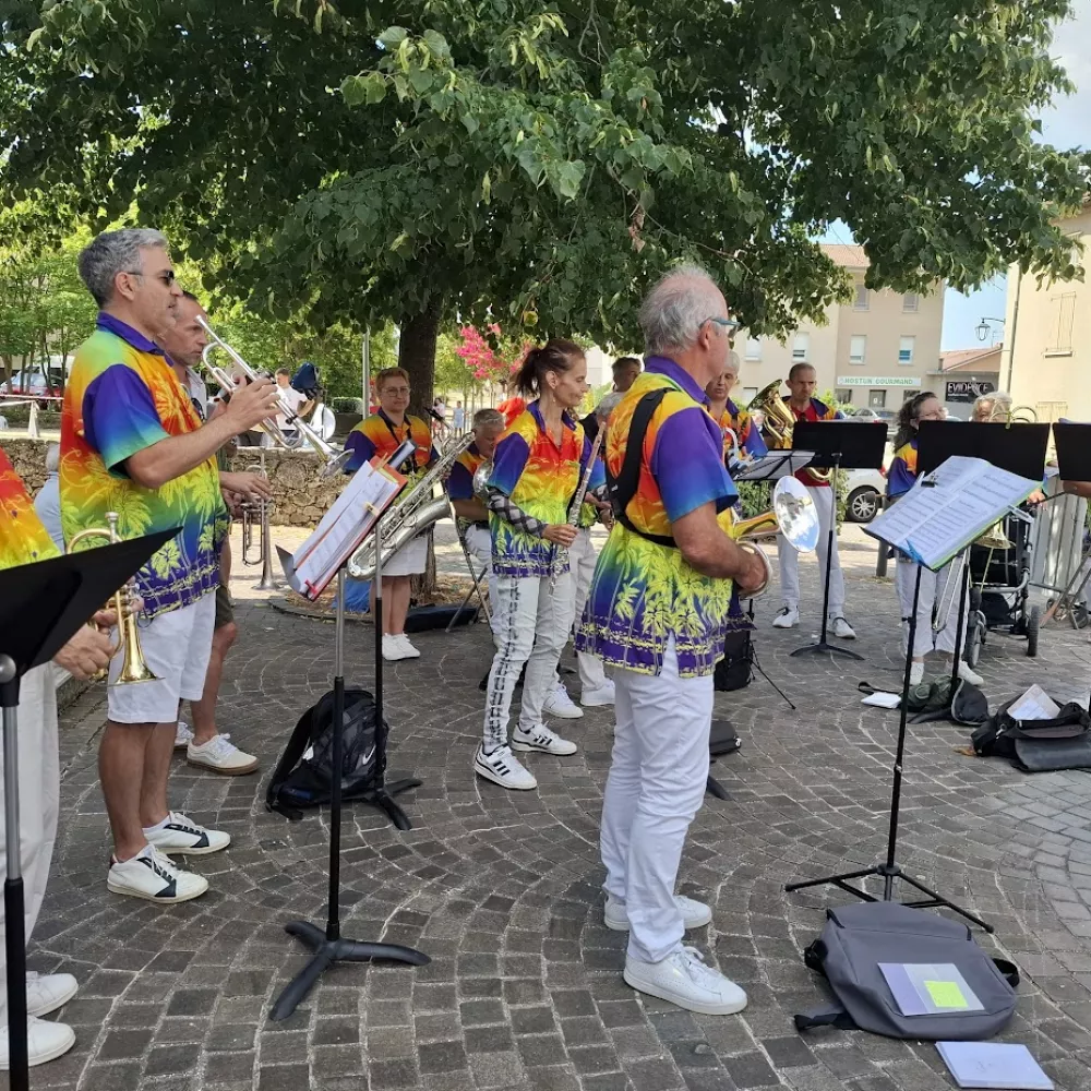 Devant l'église d'Hostun