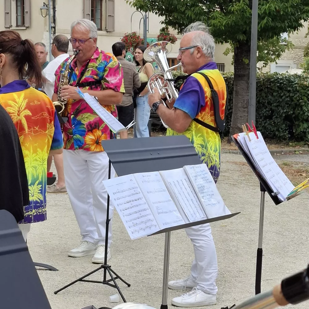 Devant l'église d'Hostun
